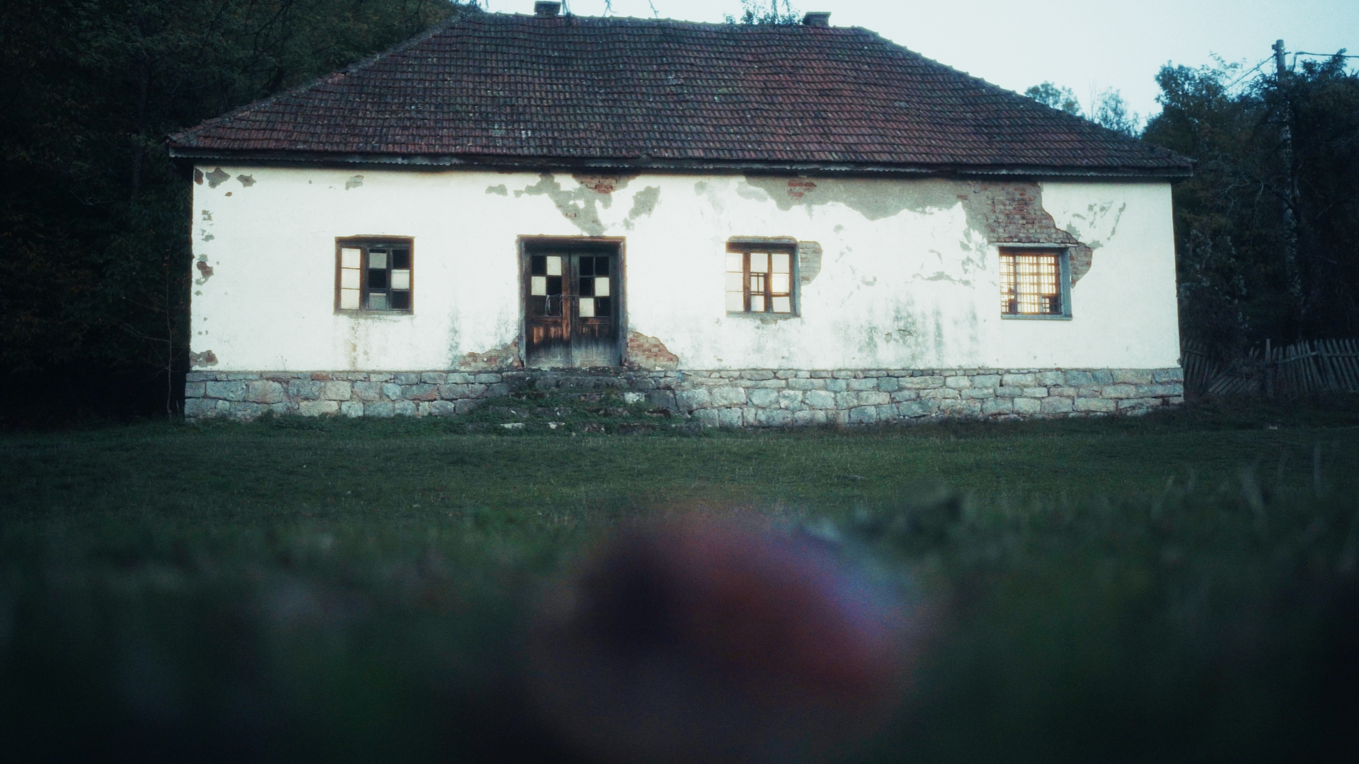 Makro kadar — plod ispred kuće