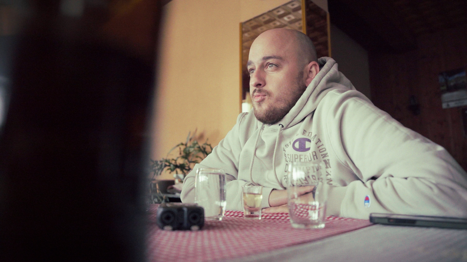Kadar sa terena — za stolom
