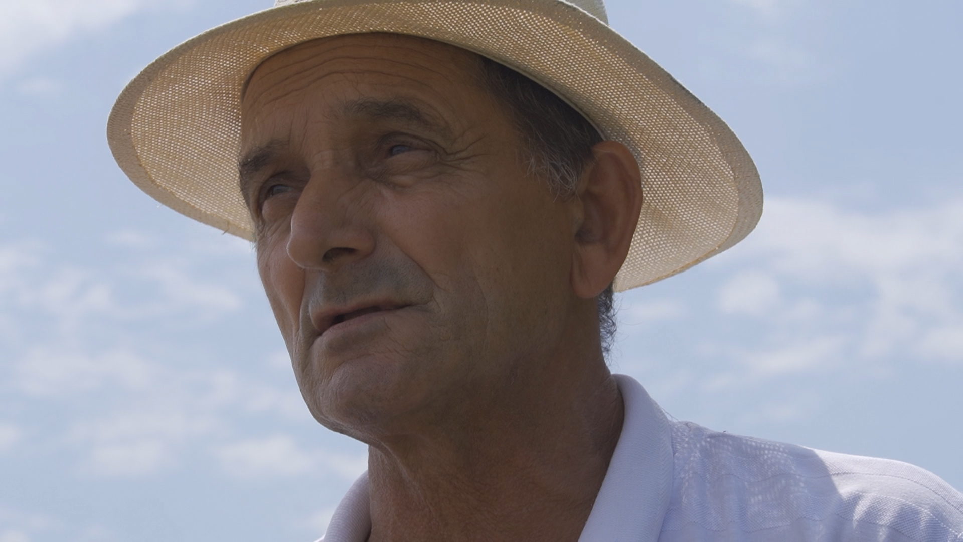 Kadar sa terena — portret pod šeširom