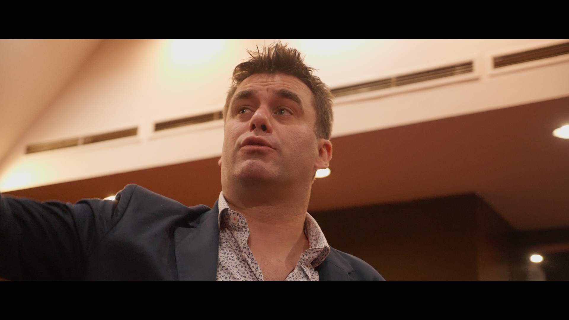 Kadar iz igranog projekta — glumac u sceni iza bine