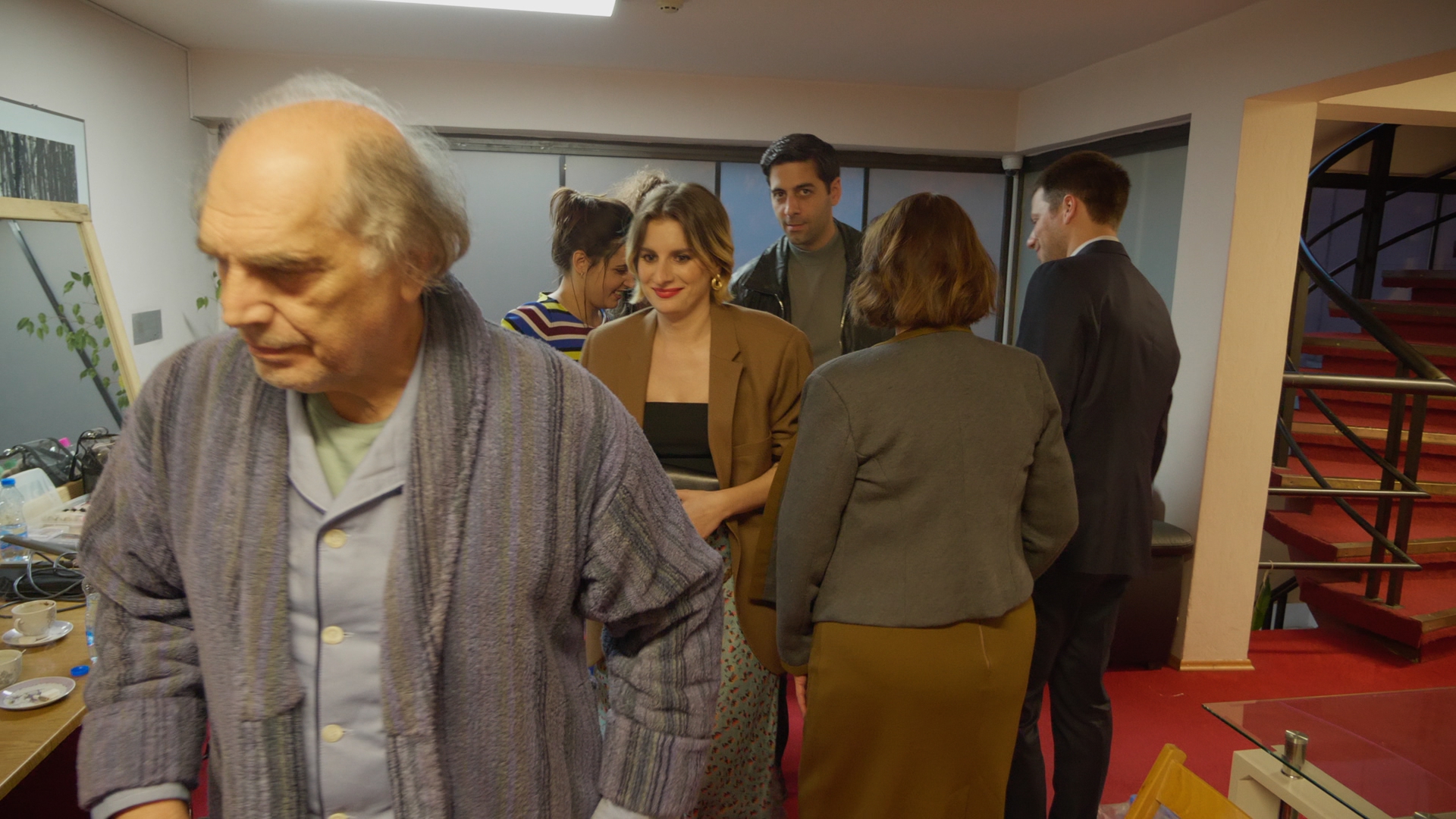 Kadar iz igranog projekta — scena u hodniku, društvo u pozadini