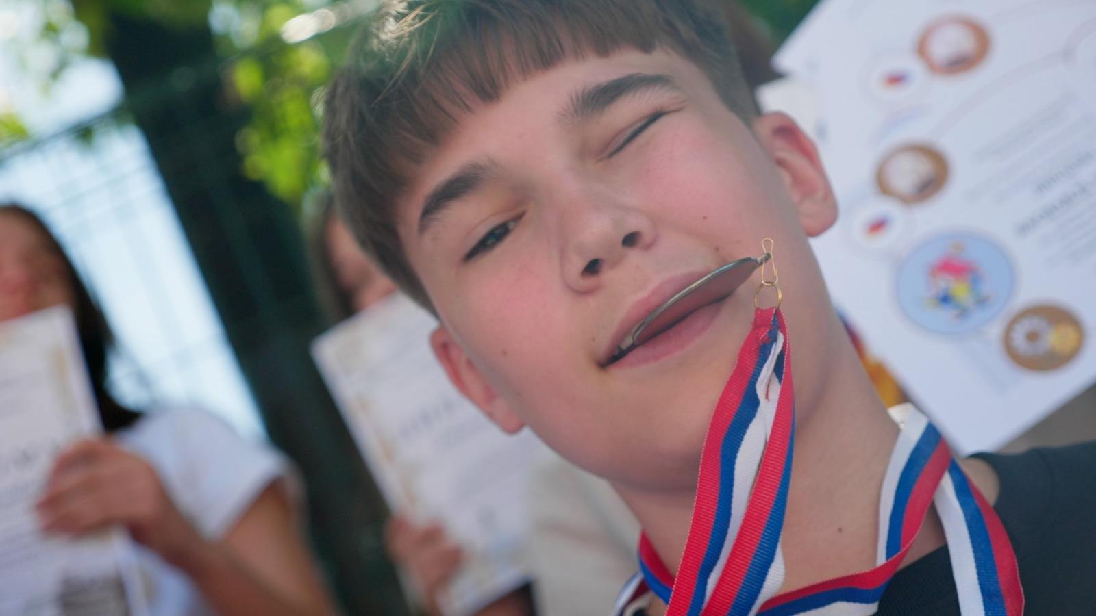 Kadar sa terena — dečak sa medaljom