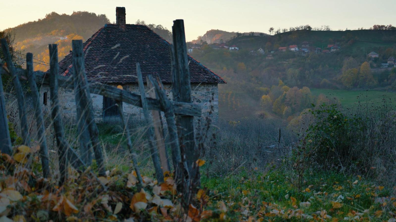 Kadar sa terena — napuštena kuća u brdima